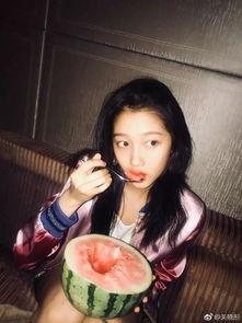 男生说吃瓜女生,吃瓜女生，揭秘网络热议背后的真相