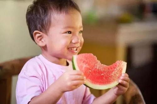 小孩吃瓜卡住,家长如何应对？  第2张