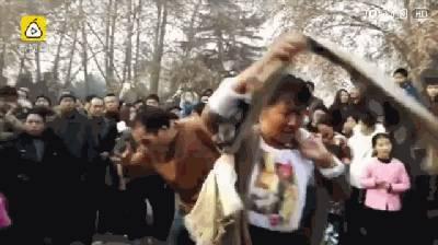 大妈吃瓜打大爷  第1张