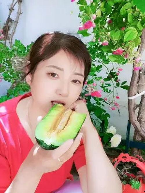 农村吃瓜的女人,农村瓜田里的女性生活画卷