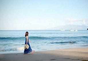 外国女人在海边吃瓜,外国女人海边悠闲吃瓜时光