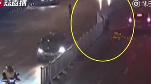 翻护栏吃瓜摔倒,网友热议安全意识与公共秩序