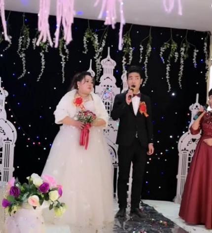 结婚现场新郎吃瓜,笑翻全场！