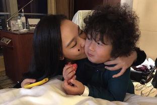 轩轩吃瓜照片,萌态十足，网友直呼可爱爆表