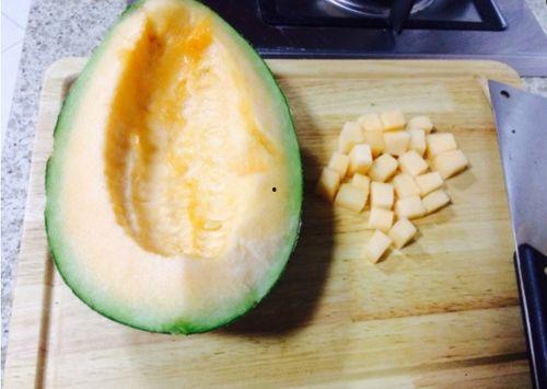 巴掌大小的哈密瓜怎么吃,小巧美味，轻松享用的夏日甜品新选择