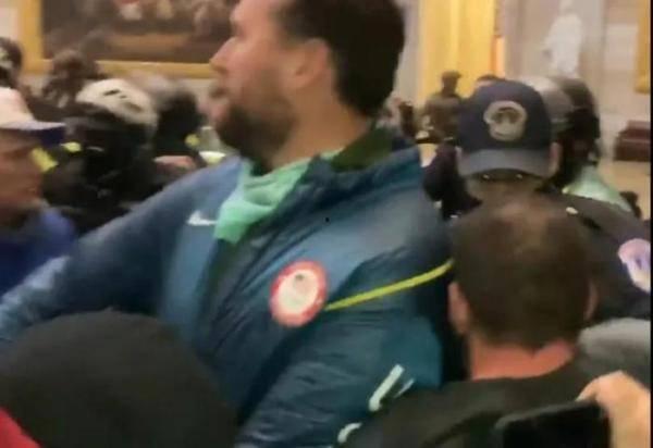 吃瓜群众服务穿搭,轻松驾驭时尚潮流