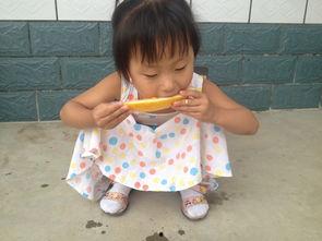 小孩吃瓜图片大全,宝宝吃瓜瞬间，甜蜜滋味定格  第2张