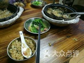 桥上吃早餐的瓜,一场别开生面的市井生活画卷