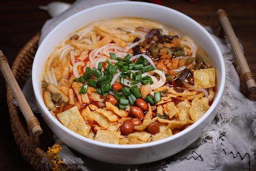 梁爽吃瓜螺蛳粉,一场味蕾与视觉的盛宴  第3张