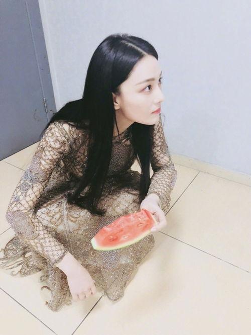 周珊珊吃瓜